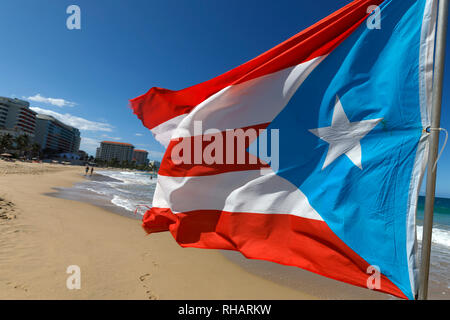 Ein Puerto Rican Flagge am Strand in Condado, San Juan, Puerto Rico Stockfoto