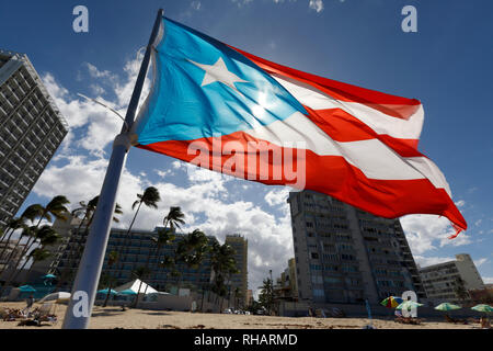 Ein Puerto Rican Flagge am Strand in Condado, San Juan, Puerto Rico Stockfoto