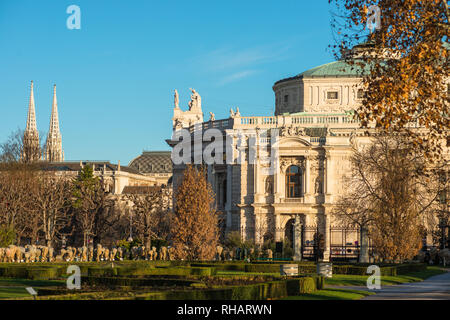 Blick auf berühmte Volksgarten (Garten) öffentlichen Park mit historischen Burgtheater (Austrian National Theater) im Hintergrund, Wien, Österreich. Stockfoto