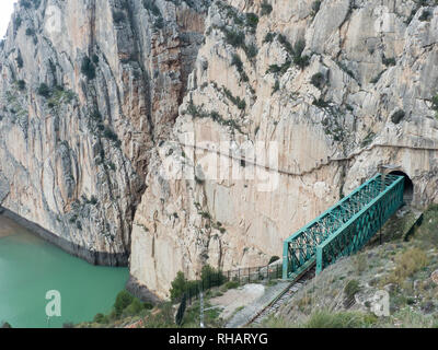 Andalusien in Spanien: die Eisenbahnbrücke in der Nähe der Garganta del Chorro und die caminito del Rey Stockfoto