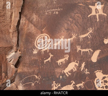 Petroglyphen von Newspaper Rock in UT 211 in der Nähe von Monticello in Utah, USA graffiti Vandalismus Stockfoto