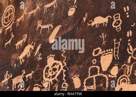 Petroglyphen von Newspaper Rock in UT 211 in der Nähe von Monticello in Utah, USA Stockfoto