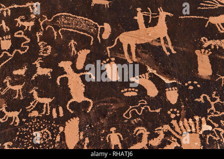 Petroglyphen von Newspaper Rock in UT 211 in der Nähe von Monticello in Utah, USA Stockfoto