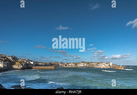 Schönen blauen Himmel im Februar mit Blick auf den Hafen von St. Ives von Krabbe rock Pedn Olva St. Ives, Cornwall UK Europa Stockfoto