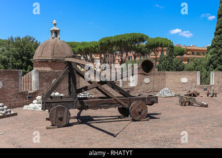 Alte Katapult durch die römische Armee während der Feldzüge in Schloss Sant'Angelo, Rom, Italien verwendet Stockfoto
