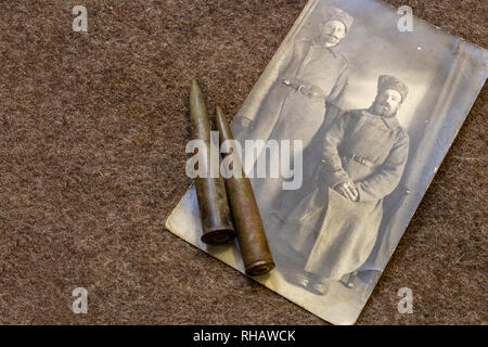 Foto von zwei Soldaten in der Zeit des ersten Weltkrieges und Gewehrkugeln auf Trenchcoat WW1 Stockfoto