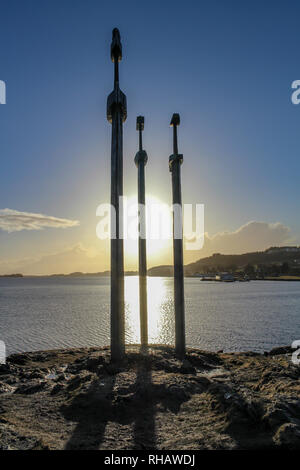 Drei Eisen Schwerter in einem Rock, sverd i Fjell bei Sonnenuntergang, Stavanger, Norwegen Stockfoto