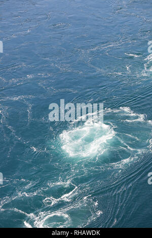 Strudel, natürliches Phänomen des Whirlpools, genannt Saltstraumen, Norwegen Stockfoto