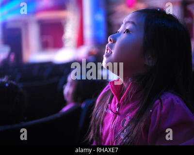 Kid watching Feuerwerk im Disneyland, CA, USA Stockfoto