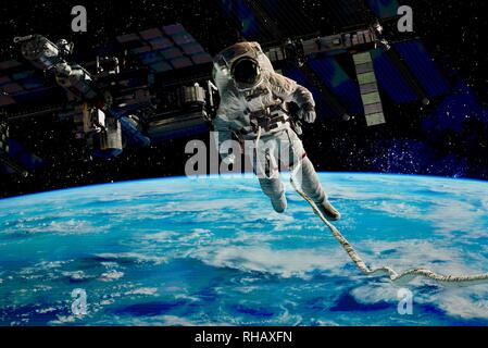 Nahaufnahme der Astronaut im Raumanzug, außerhalb der Raumstation die Erde auf Samsung "Die Mauer" MicroLED TV, stand auf der CES, Las Vegas, NV, USA Stockfoto
