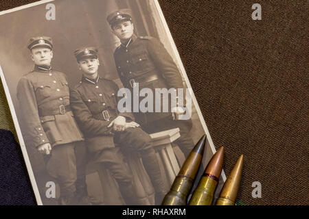 Foto Karte der lettische Soldaten in der Zeit um 1935 und Gewehrkugeln auf Trenchcoat im Hintergrund Stockfoto