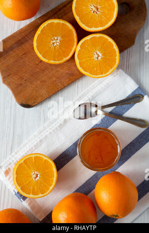 Hausgemachte Orangenmarmelade über weiß Holz- Oberfläche, Ansicht von oben. Flach, Ansicht von oben, von oben. Stockfoto
