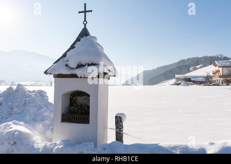 Berg Kapelle in der Bergwelt im Winter unter dem Schnee. Schladming-Dachstein, Dachsteinmassiv, Bezirk Liezen, Steiermark, Österreich Stockfoto