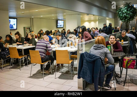 Mittagessen Zeit Massen an Krankenhaus oder öffentliche Cafeteria an der Prinzessin Margrets Krankenhaus in. Toronto, Kanada, Nordamerika Stockfoto