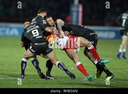 Der Rumpf Kr Ben Gauner ist während der Betfred Super League Spiel im Craven Park, Hull in Angriff genommen. Stockfoto