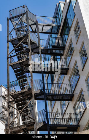 Feuer Fluchttreppen an der Gebäudewand in London, Großbritannien Stockfoto