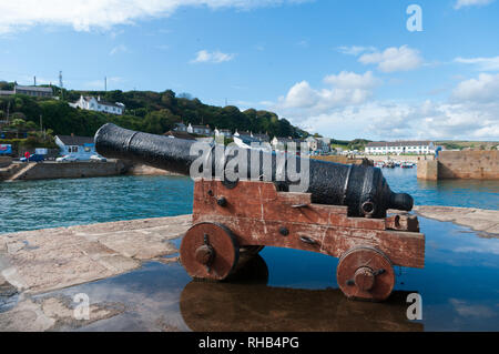 Kanone auf Mund Porthleven Hafen in Cornwall. Stockfoto