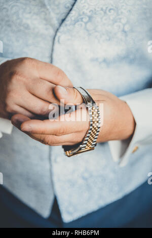 Hand Art uhr Zupfen Stockfoto