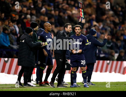 Derby County Manager Frank Lampard spricht von Derby County Mason Bennett (rechts) und Andre Weisheit, wie er Ihnen bringt während der Sky Bet Meisterschaft Spiel im Deepdale, Preston. Stockfoto