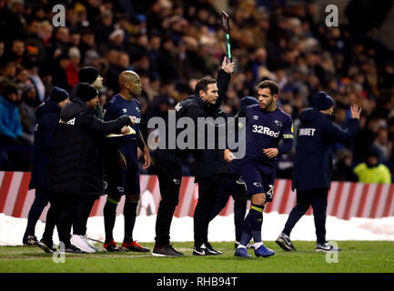 Derby County Manager Frank Lampard spricht von Derby County Mason Bennett (rechts) und Andre Weisheit, wie er Ihnen bringt während der Sky Bet Meisterschaft Spiel im Deepdale, Preston. Stockfoto