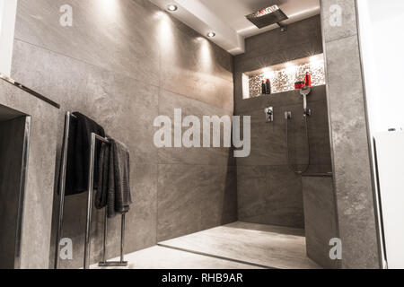 Moderner Luxus Badezimmer Einrichtung offen, hell und sauber. Stockfoto