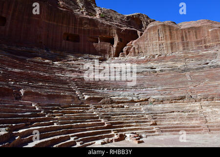 Alte Römische Theater in Petra. Die alte Stadt von Petra ist ein UNESCO-Weltkulturerbe. Stockfoto