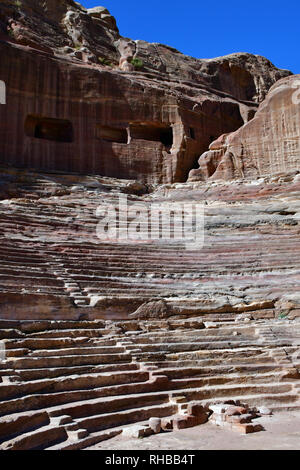 Alte Römische Theater in Petra. Die alte Stadt von Petra ist ein UNESCO-Weltkulturerbe. Stockfoto