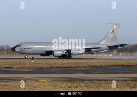 RAF Mildenhall KC-135 R tanker Abfahrt auf die Startbahn. Stockfoto