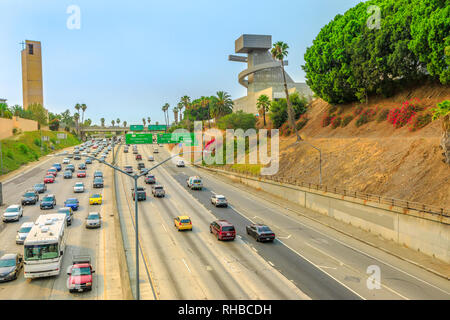 Los Angeles, CA, Vereinigte Staaten - 9. August 2018: Luftaufnahme von Los Angeles Hollywood Freeway und Santa Ana Freeway 101 Verkehr Szene. LA von Kathedrale und Stockfoto