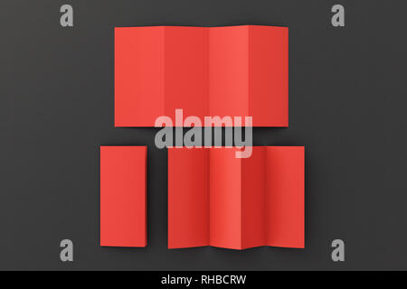 Leere rote gefaltete Papierbroschüre auf schwarzem Hintergrund. Acht Seiten, vier Seiten Stockfoto