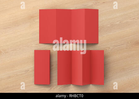 Leere rote gefaltete Papierbroschüre auf hölzernem Hintergrund. Acht Seiten, vier Seiten Stockfoto