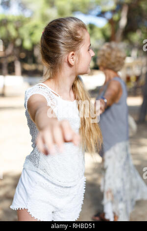 Portrait von teenage Mädchen Hand ziehen und halten Sie die Großmutter im Green Park Stockfoto