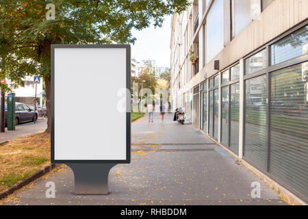 Leerer Plakatstand für Plakate in der Straße. Stockfoto
