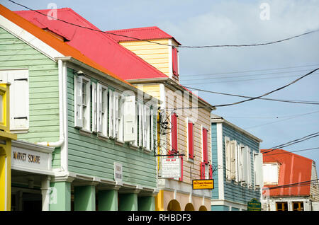 Farbenfrohe Architektur mit einem Wust von elektrischen Kabel über die Straße, Christiansted, St. Croix, US Virgin Islands Stockfoto