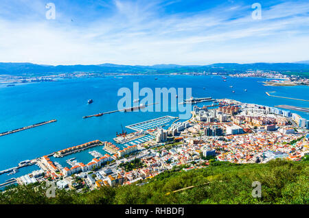 Gibraltar - 6. März 2017: Luftaufnahme der Hafen von der Spitze des Felsens von Gibraltar gesehen. Stockfoto