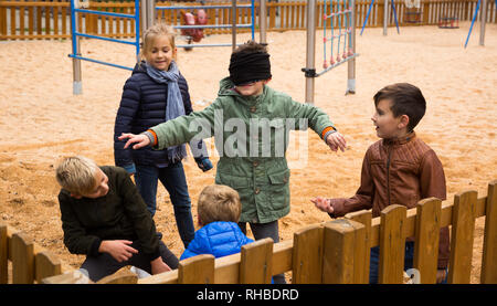 Kinder spielen in Buff des blinden Mann Stockfoto