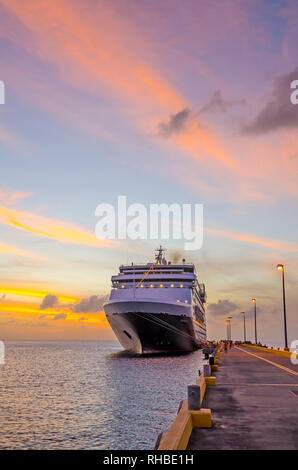 Kreuzfahrt Schiff angedockt Frederiksted Pier in der Dämmerung colortful Wolken ms Maasdam Saint Croix, United States Virgin Islands USVI Stockfoto