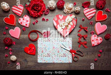 Herzförmige Plätzchen auf einem rustikalen, mit Holz Hintergrund für Valentinstag. Valentines Tag Hintergrund Stockfoto
