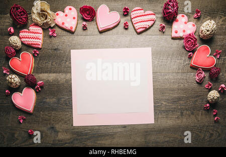 Herzförmige Plätzchen auf einem rustikalen, mit Holz Hintergrund für Valentinstag. Valentines Tag Hintergrund Stockfoto