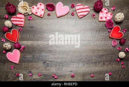 Herzförmige Plätzchen auf einem rustikalen, mit Holz Hintergrund für Valentinstag. Valentines Tag Hintergrund Stockfoto