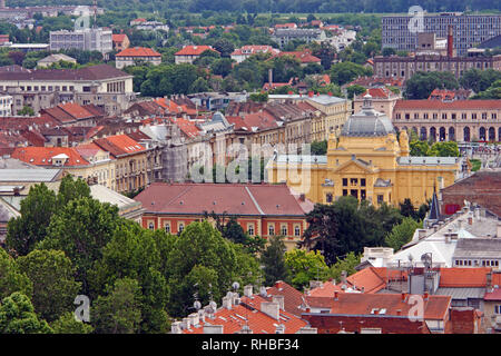 ZAGREB, KROATIEN - 12. JUNI 2013: Blick auf die Dächer der Stadt Zagreb, Kroatien Stockfoto