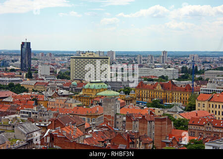 ZAGREB, KROATIEN - 12. JUNI 2013: Blick auf die Dächer der Stadt Zagreb, Kroatien Stockfoto