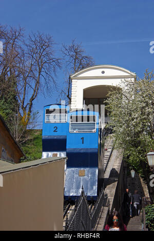 ZAGREB, KROATIEN - 21. MÄRZ 2014: Zagreb Standseilbahn, Anschließen der Ilica Straße mit Strossmayer Promenade, Ansicht von der Oberseite der Lotršèak-Turm, Z Stockfoto