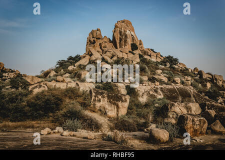 Boulderin Berg in Hampi Stockfoto