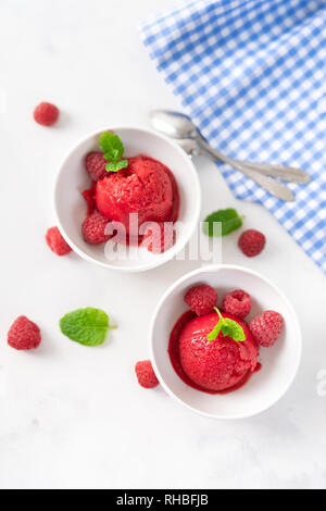 Köstliche Himbeersorbet in zwei Tassen auf weißer Tisch. Ansicht von oben Stockfoto