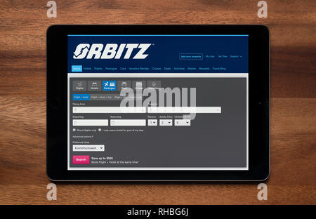 Die Website von Orbitz gesehen auf einem iPad Tablet, der ruht auf einem Holztisch (nur redaktionelle Nutzung). Stockfoto