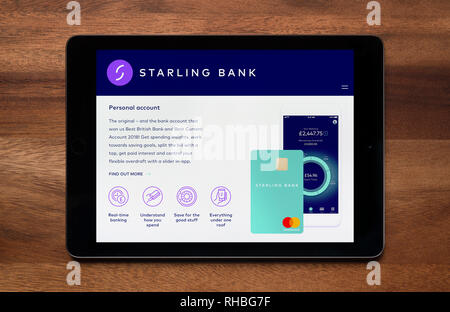 Die Website von Starling Bank gesehen auf einem iPad Tablet, der ruht auf einem Holztisch (nur redaktionelle Nutzung). Stockfoto