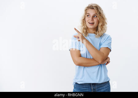 Ich mag dieses ein. Portrait von fasziniert und erfreut, charmante gut aussehende Frau mit blonden kurzen Haaren und blond Augen Kommissionierung Möbel und Blick Stockfoto