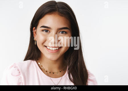 Headshot von Nizza aufrichtigen und sanfte junge Teenager indisches Mädchen mit Ohrringe und neckles breit grinsend an Kamera Gefühl begeistert und freundlich Stockfoto