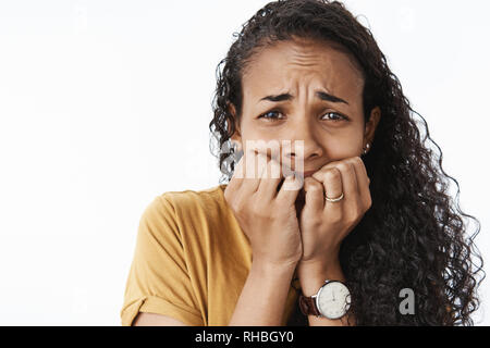 Nahaufnahme von freaked out verärgert Schreien afrikanische amerikanische Frau Angst und Angst zitternd vor Angst beißen Fingernägel und runzelte die Stirn Stockfoto